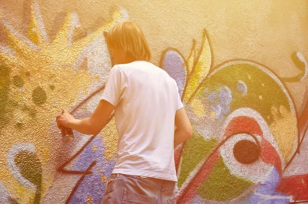Foto Při Kreslení Graffiti Vzor Staré Betonové Zdi Mladá Blond — Stock fotografie
