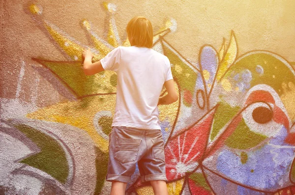 Foto Jovem Calções Jeans Uma Camisa Branca Cara Desenha Parede — Fotografia de Stock