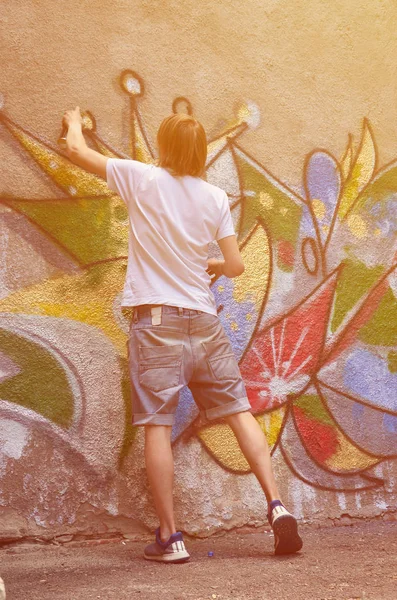 Foto Ragazzo Pantaloncini Jeans Una Camicia Bianca Ragazzo Disegna Sulla — Foto Stock