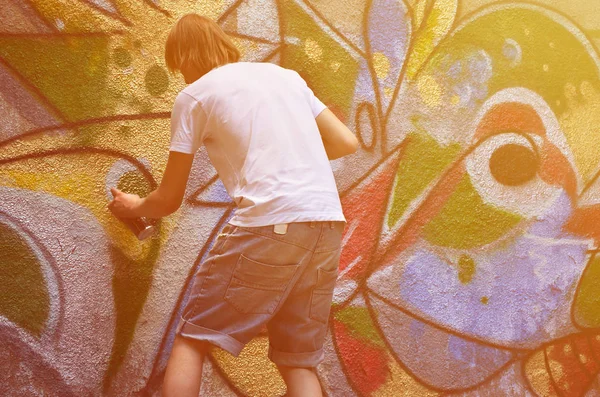 Zdjęcie Procesie Rysunek Wzór Graffiti Starych Ścian Betonowych Młody Długowłosa — Zdjęcie stockowe
