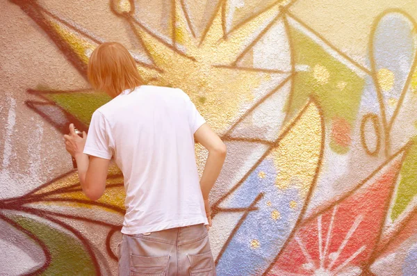 Foto Het Proces Van Een Graffiti Patroon Puttend Uit Een — Stockfoto