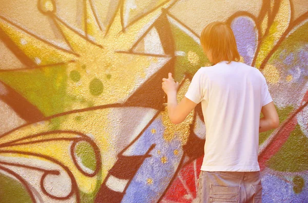 Foto Při Kreslení Graffiti Vzor Staré Betonové Zdi Mladá Blond — Stock fotografie