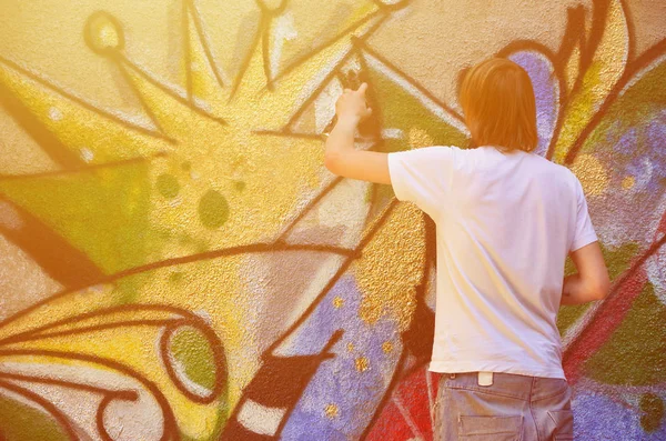 Foto Proceso Dibujar Patrón Graffiti Una Vieja Pared Hormigón Joven — Foto de Stock