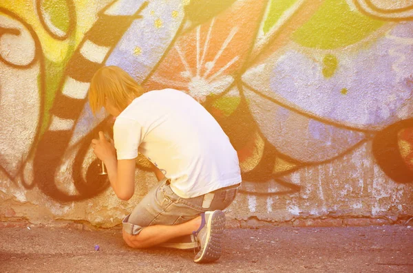 Foto Processo Desenho Padrão Grafite Uma Parede Concreto Velho Jovem — Fotografia de Stock