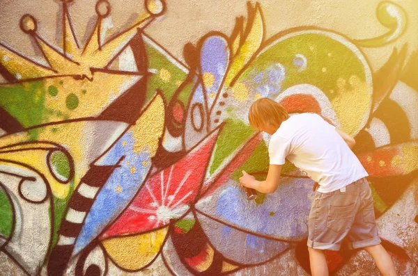 Photo Young Guy Denim Shorts White Shirt Guy Draws Graffiti — Stock Photo, Image