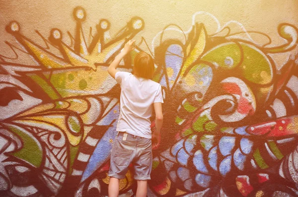 Photo Young Guy Denim Shorts White Shirt Guy Draws Graffiti — Stock Photo, Image