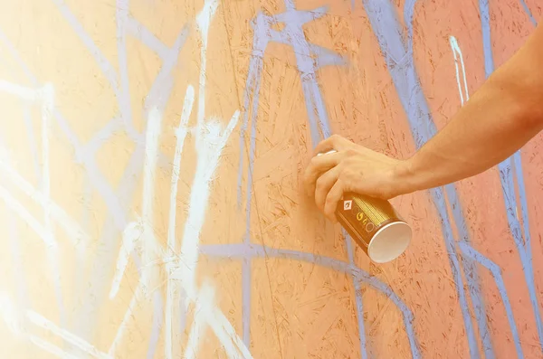 Bir Bir Sprey Ile Yeni Bir Grafiti Duvara Çekiyor Olabilir — Stok fotoğraf