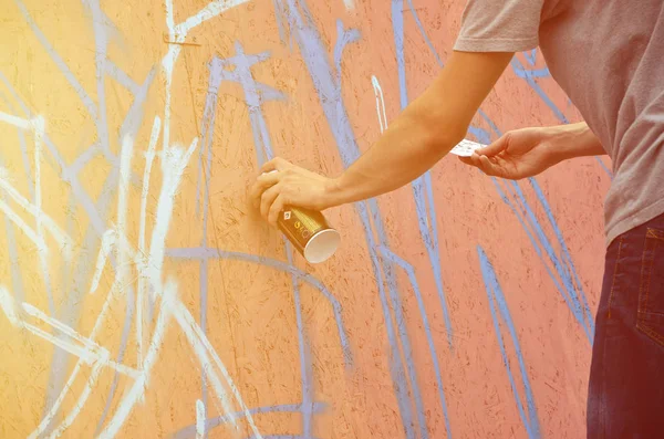 Hand Med Spray Kan Som Drar Graffiti Väggen Foto Processen — Stockfoto