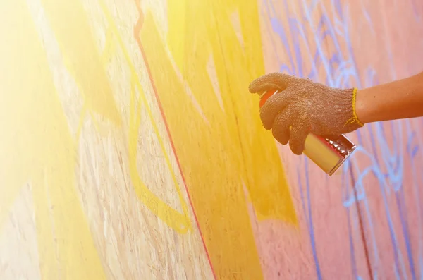 Hand Spray Can Draws New Graffiti Wall Photo Process Drawing — Stock Photo, Image