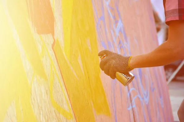 Hand Spray Can Draws New Graffiti Wall Photo Process Drawing — Stock Photo, Image