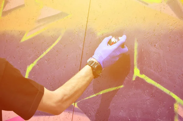 Hand Spray Can Draws New Graffiti Wall Photo Process Drawing — Stock Photo, Image