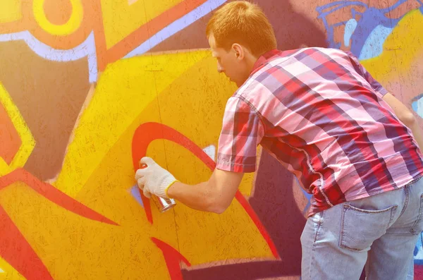 Jovem Grafiteiro Ruivo Pinta Novo Grafite Parede Foto Processo Desenhar — Fotografia de Stock