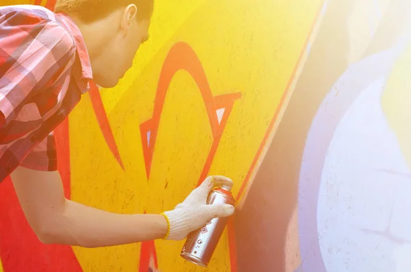 Young Red Haired Graffiti Artist Paints New Graffiti Wall Photo — Stock Photo, Image