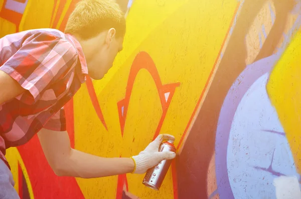 Jeune Graffeur Roux Peint Nouveau Graffiti Sur Mur Photo Processus — Photo