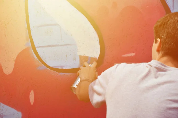 Young Graffiti Artist Paints New Graffiti Wall Photo Process Drawing — Stock Photo, Image