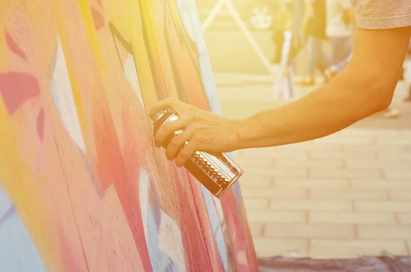 Eine Hand Mit Einer Sprühdose Die Ein Neues Graffiti Die — Stockfoto