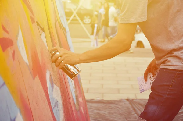 Hand Spray Can Draws New Graffiti Wall Photo Process Drawing — Stock Photo, Image