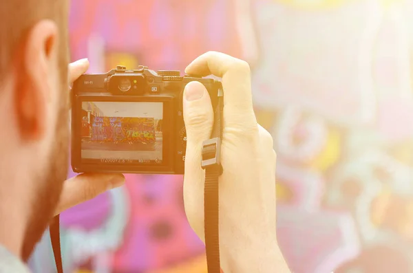 Jovem Grafiteiro Fotografa Seu Quadro Completo Parede Cara Usa Tecnologia — Fotografia de Stock