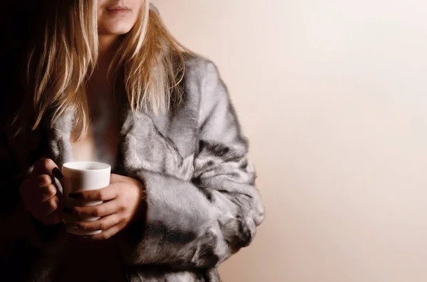 Elegante Mujer Sonriente Vestido Cálido Con Una Taza Café Fondo —  Fotos de Stock