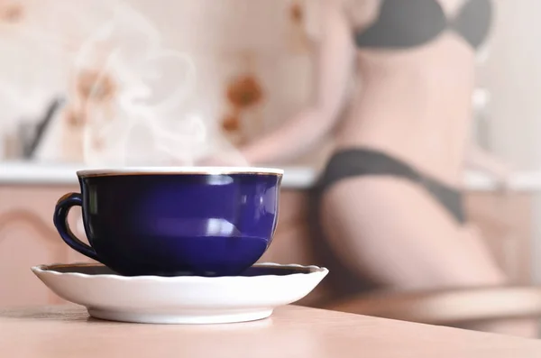 Σκούρο Μπλε Φλιτζάνι Καυτό Τσάι Ατμό Ένα Άσπρο Πιατάκι Θολή — Φωτογραφία Αρχείου
