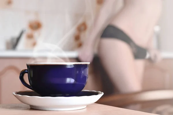 Sötét Kék Csésze Forró Tea Gőz Fehér Csészealj Elmosódott Háttér — Stock Fotó