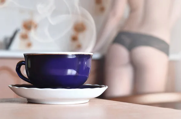 Taza Caliente Azul Oscuro Con Vapor Platillo Blanco Sobre Fondo —  Fotos de Stock