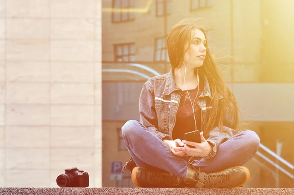 Молода Жінка Фотограф Джинсовому Одязі Використовує Смартфон Сидячи Гранітному Парапеті — стокове фото