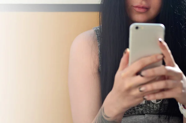 Brunette Dívka Používá Moderní Dotykový Smartphone Interiéru Prosklené Útulný Balkon — Stock fotografie