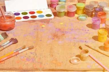 Natürmort, suluboya resim ve sanat bir ilgi gösteriliyor. Fırçalar, suluboya boya ve kullanılan guaş kavanoz bir sürü yalan renkli noktalar sürülür eski bir ahşap yüzey üzerinde