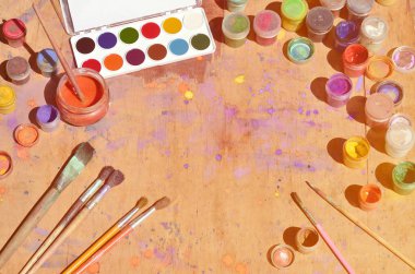 Natürmort, suluboya resim ve sanat bir ilgi gösteriliyor. Fırçalar, suluboya boya ve kullanılan guaş kavanoz bir sürü yalan renkli noktalar sürülür eski bir ahşap yüzey üzerinde