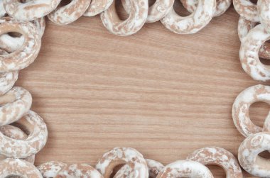 Metin veya herhangi bir içerik için alan ile ahşap bir masaya yalan sırlı donuts çeşitli arka plan görüntüsü