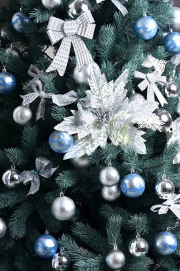 Bir Noel ağacı ayrıntıları. Ayrıntı atış asılı şeritler ve Noel oyuncaklar ile Noel ağacı dalı. Noel ve yeni yıl geleneksel kutlama kavramı. Dünya geleneği