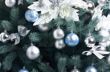 Bir Noel ağacı ayrıntıları. Ayrıntı atış asılı şeritler ve Noel oyuncaklar ile Noel ağacı dalı. Noel ve yeni yıl geleneksel kutlama kavramı. Dünya geleneği