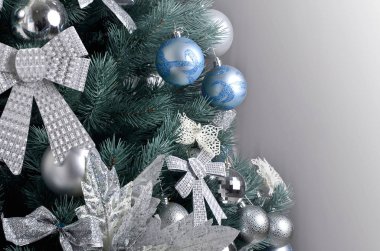 Bir Noel ağacı ayrıntıları. Ayrıntı atış asılı şeritler ve Noel oyuncaklar ile Noel ağacı dalı. Noel ve yeni yıl geleneksel kutlama kavramı. Dünya geleneği