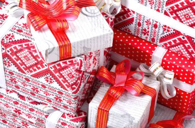 Yeni yıl hediyeleri. Bir sürü kırmızı kutuları ile yeni yıl hediyesi. New Year's Eve geleneksel hediyeler Noel ağacının altında hazırlanmasında