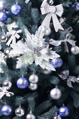 Bir Noel ağacı ayrıntıları. Ayrıntı atış asılı şeritler ve Noel oyuncaklar ile Noel ağacı dalı. Noel ve yeni yıl geleneksel kutlama kavramı. Dünya geleneği