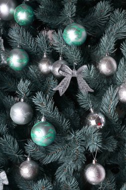 Noel ağacının detaylı fotoğraf hediyeler, parlak renkli küresel oyuncaklar, kurdeleler ve çelenk yakın çekim ile dekore edilmiştir. Noel kartları veya yeni yıl için arka plan broşürler