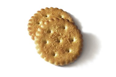 Beyaz arka plan üzerinde izole klasik yuvarlak altın sarı tuzlu kraker