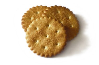 Beyaz arka plan üzerinde izole klasik yuvarlak altın sarı tuzlu kraker