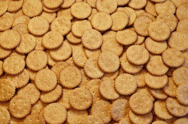 Tatlı tuzlu kraker. Klasik tuzlu kraker kahverengi ahşap bir masa üzerinde arka plan görüntüsü