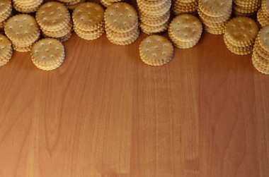 Arka plan resmini klasik tuzlu kraker boşaltmak bir kahverengi ahşap tablo