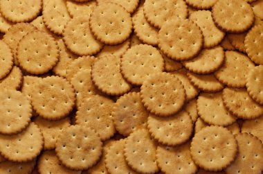 Tatlı tuzlu kraker. Klasik tuzlu kraker kahverengi ahşap bir masa üzerinde arka plan görüntüsü