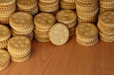 Arka plan resmini klasik tuzlu kraker boşaltmak bir kahverengi ahşap tablo