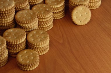 Arka plan resmini klasik tuzlu kraker boşaltmak bir kahverengi ahşap tablo