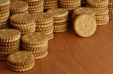 Arka plan resmini klasik tuzlu kraker boşaltmak bir kahverengi ahşap tablo