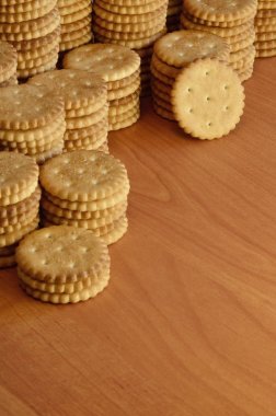 Arka plan resmini klasik tuzlu kraker boşaltmak bir kahverengi ahşap tablo