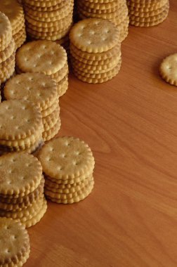 Arka plan resmini klasik tuzlu kraker boşaltmak bir kahverengi ahşap tablo