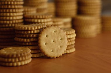 Arka plan resmini klasik tuzlu kraker boşaltmak bir kahverengi ahşap tablo