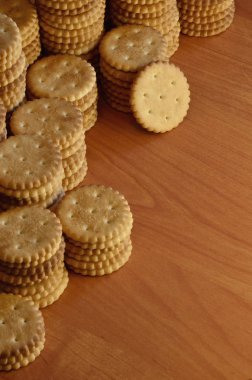 Arka plan resmini klasik tuzlu kraker boşaltmak bir kahverengi ahşap tablo