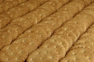 Tatlı tuzlu kraker. Klasik tuzlu kraker kahverengi ahşap bir masa üzerinde arka plan görüntüsü